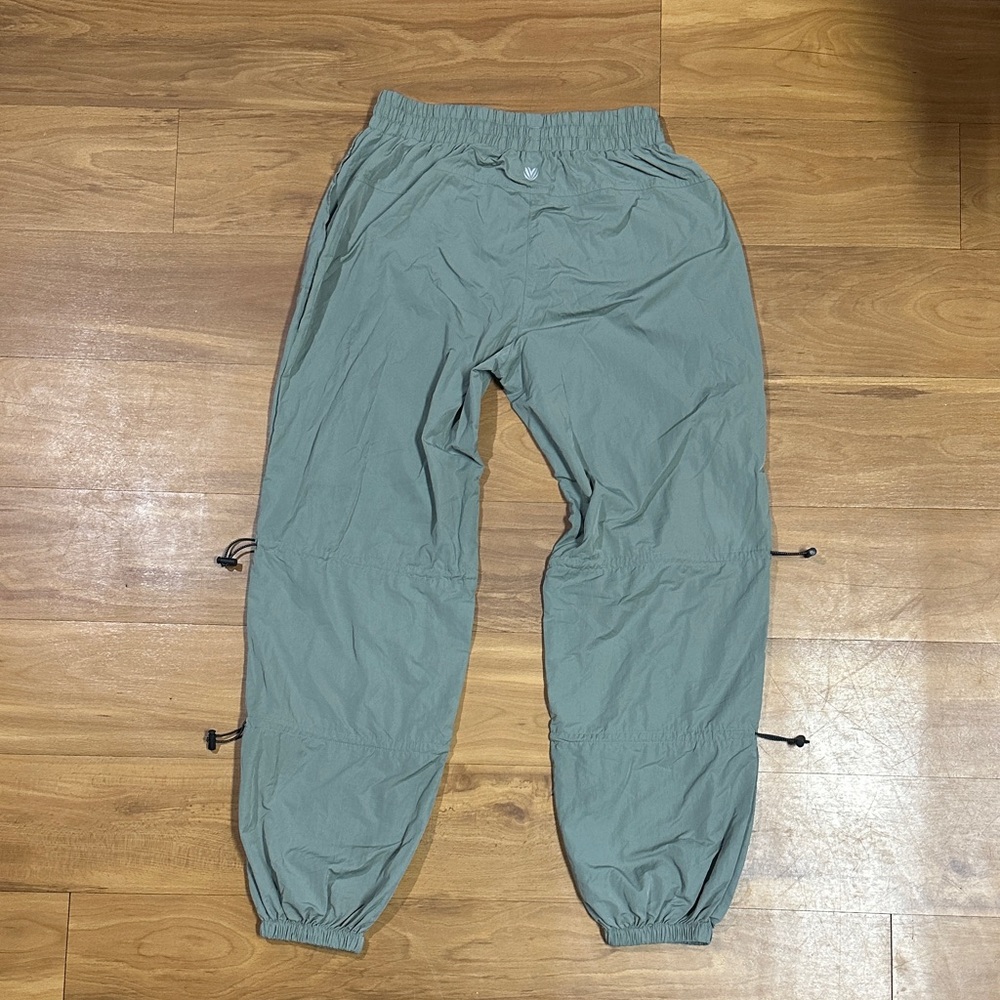 Forever 21 Women’s Sage Green Elastic Cargo Joggers - Picture 3 of 4